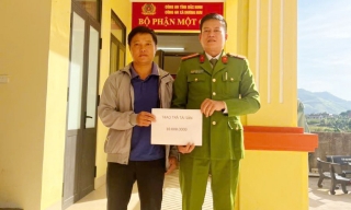 Công an xã Dương Hưu nhanh chóng xác minh, trao trả 30 triệu đồng chuyển nhầm cho người dân